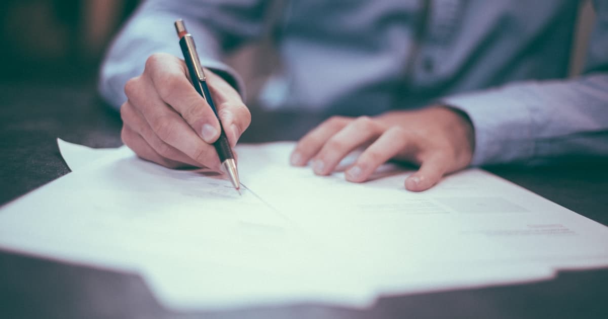 Firma digital de un contrato de alquiler en pantalla